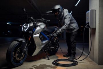 Ładowanie motocykla elektrycznego w bloku - scenariusze i ograniczenia
