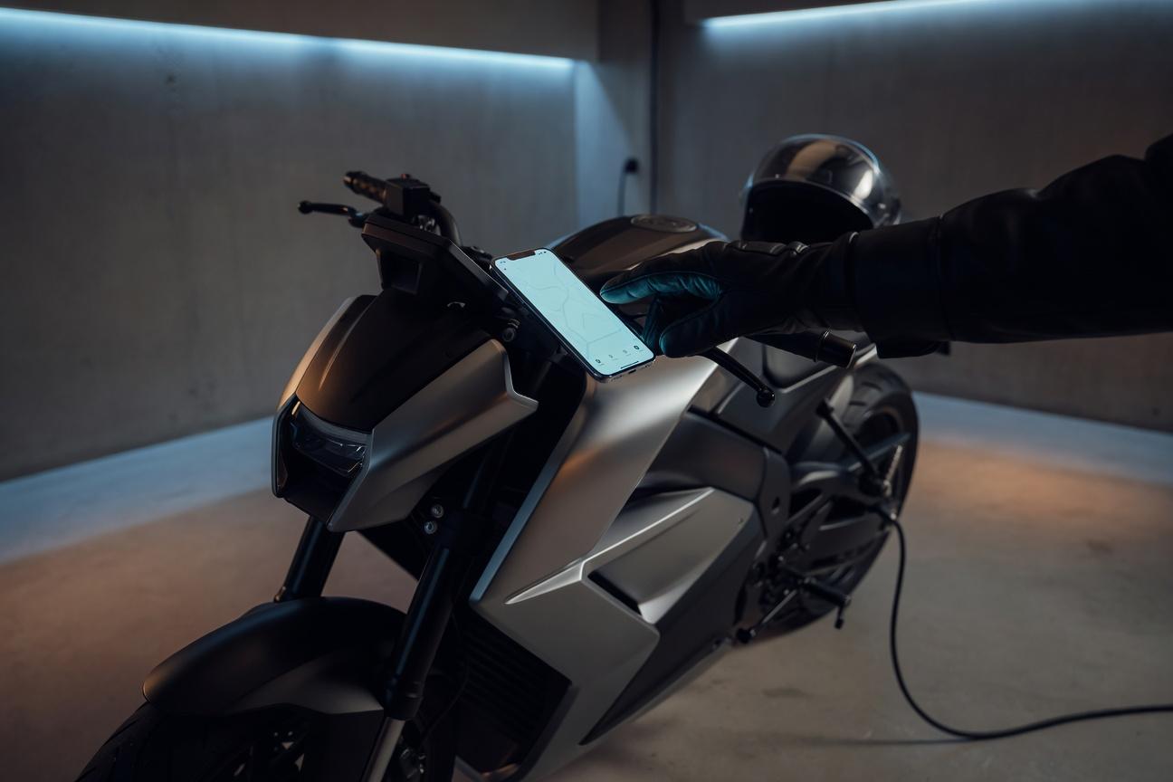 Aplikacje producentów e-moto - zdalny podgląd, lokalizacja i prywatność