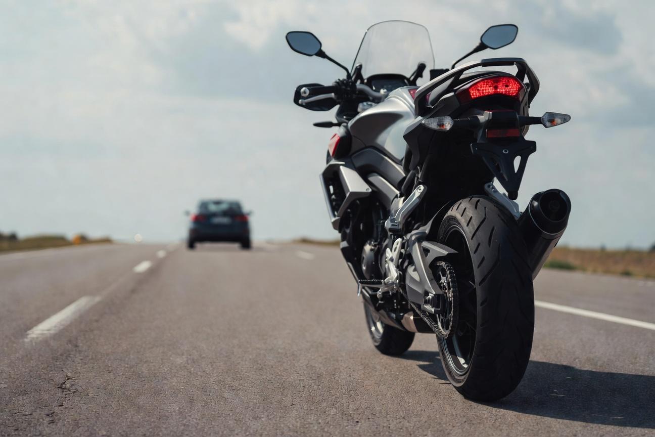 Bezpieczna odległość za motocyklem i przed motocyklem - jak ją ocenić w realnym ruchu