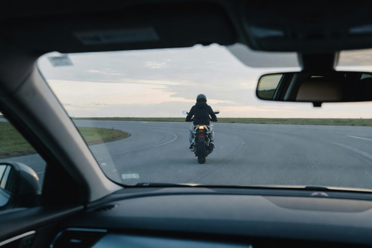 Bezpieczna odległość za motocyklem i przed motocyklem - jak ją ocenić w realnym ruchu