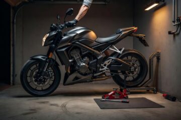 Jak bezpiecznie obracać motocykl w ciasnym garażu