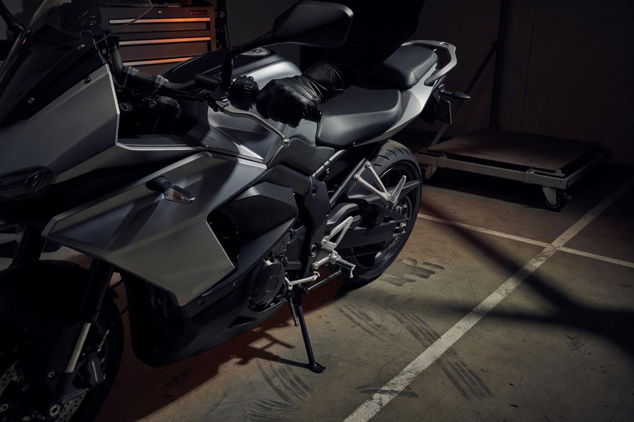 Jak bezpiecznie obracać motocykl w ciasnym garażu