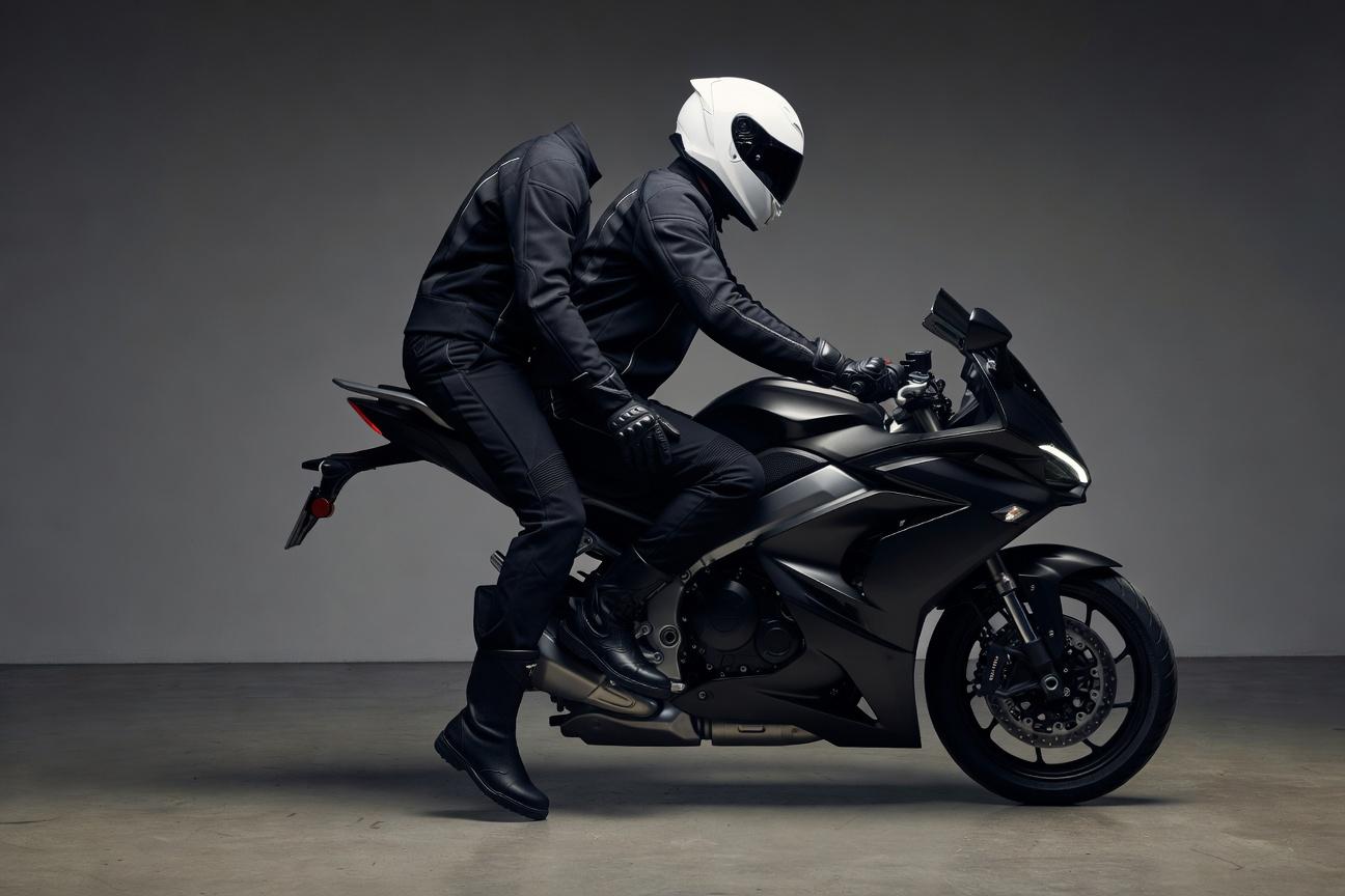 Jak pasażer powinien wsiadać i zsiadać z motocykla
