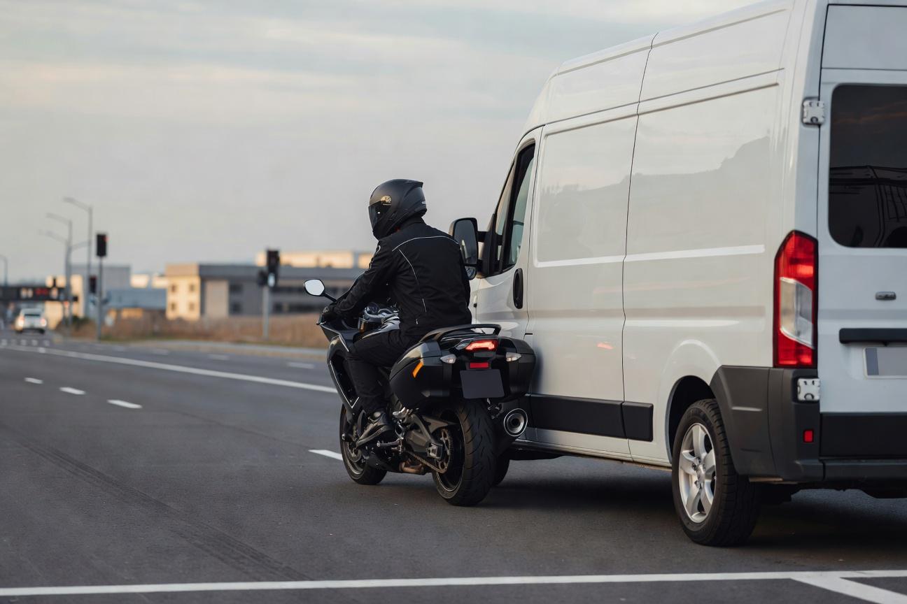 Martwe pola samochodów, busów i ciężarówek - gdzie motocyklista nie powinien jechać