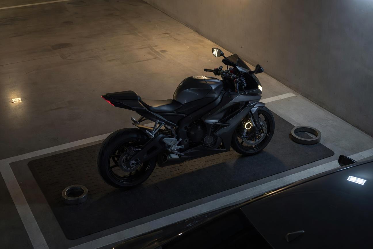 Motocykl w garażu podziemnym - kotwy, alarmy i współdzielenie przestrzeni