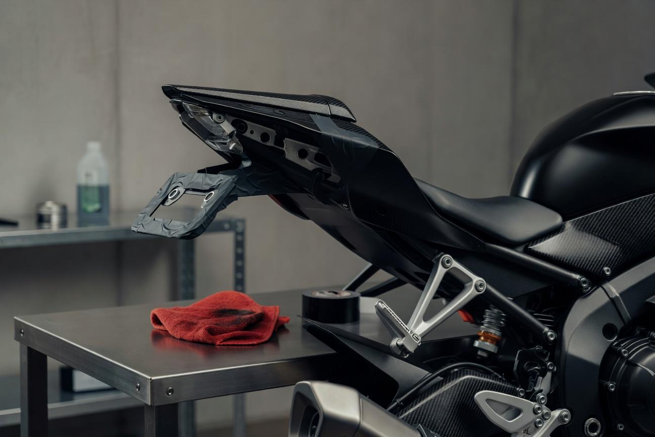 Płyny, taśmy i zabezpieczenia motocykla wymagane na niektórych torach