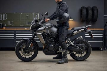 Wysokość siodła a pewność na postoju - techniki dla niższych motocyklistów